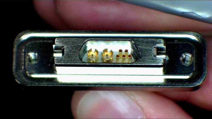 Hybrid connector without plastic insulator